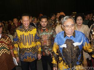 Rayakan 50 Tahun Pernikahan, Sabam Sirait Luncurkan Buku Rayakan 50 Tahun Pernikahan, Sabam Sirait Luncurkan Buku