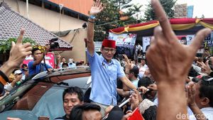 Berkopiah Merah, Sandiaga Uno Sapa Warga Jakarta Utara