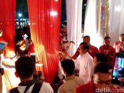 Saat Langkah Kaki Jokowi Dicegat Pendukung yang Minta Swafoto