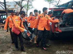 Bocah yang Hilang Terseret Ombak Pantai Kebumen Ditemukan Tewas Bocah yang Hilang Terseret Ombak Pantai Kebumen Ditemukan Tewas