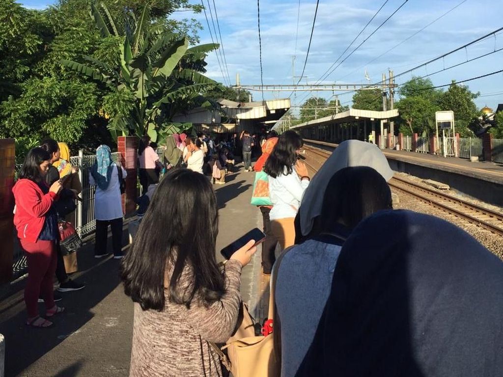 Ada Rel Patah, KRL Jalur Tangerang-Duri Alami Gangguan Ada Rel Patah, KRL Jalur Tangerang-Duri Alami Gangguan