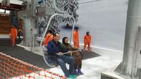 Momen Manis Chairul Tanjung Ajak Ibu Main Salju di Trans Snow World