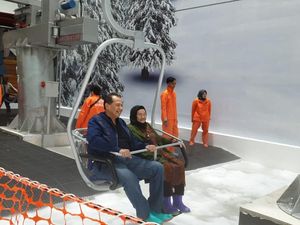 Momen Manis Chairul Tanjung Ajak Ibu Main Salju di Trans Snow World