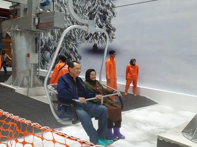 Momen Manis Chairul Tanjung Ajak Ibu Main Salju di Trans Snow World