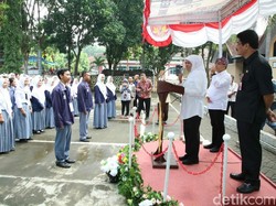 Kunjungi Pelaksanaan UNBK SMK di Banyuwangi, Khofifah Semangati Siswa