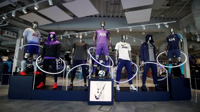 Bagi Anda yang ingin berbelanja pernak-pernik dan jersey Tottenham Hotspur, toko resmi mereka juga ada di dalam stadion. (REUTERS)