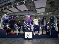Bagi Anda yang ingin berbelanja pernak-pernik dan jersey Tottenham Hotspur, toko resmi mereka juga ada di dalam stadion. (REUTERS)