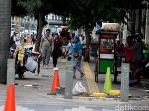 Dikuasai PKL, Pedestrian Sudirman Jadi Semrawut