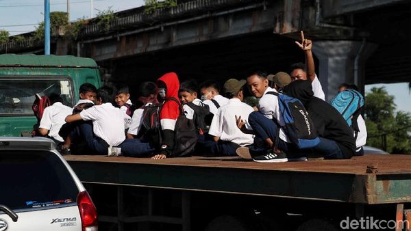 Jangan Ditiru! Aksi Berbahaya Pelajar Naik Truk Kontainer