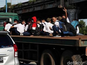 Jangan Ditiru! Aksi Berbahaya Pelajar Naik Truk Kontainer