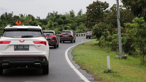 Kombinasi suspensi yang mengikat sasis monokok terbilang sukses meminimalisir efek limbung.