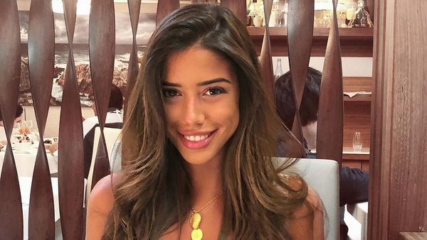 Ini Model Seksi Pacar Pemain Arsenal yang Dihujat Karena Selfie di Masjid