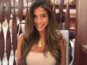 Ini Model Seksi Pacar Pemain Arsenal yang Dihujat Karena Selfie di Masjid