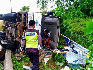 Bus Pengantar Mahasiswa KKN di Sultra Terbalik, 3 Orang Luka