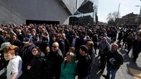 Para fans Tottenham Hotspur ini begitu antusias melihat stadion baru ini. Mereka tentu berharap peruntungan Spurs berubah di kandang barunya ini. (Paul Childs/Action Images via Reuters)