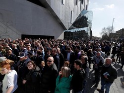 Para fans Tottenham Hotspur ini begitu antusias melihat stadion baru ini. Mereka tentu berharap peruntungan Spurs berubah di kandang barunya ini. (Paul Childs/Action Images via Reuters)