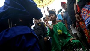 Sandi Disambut Kesenian Palang Pintu Saat Tiba di Ciracas