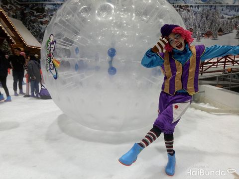 Isi Liburan Sekolah, Ajak Anak Berseluncur di Trans Snow World