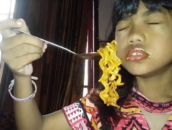 Pakai Samyang Palsu Saat Mukbang, Bocah Ini Langsung Viral