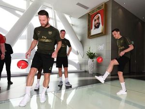 Foto: Mesut Ozil dkk Juggling Bola di Atas Bingkai Terbesar Dunia
