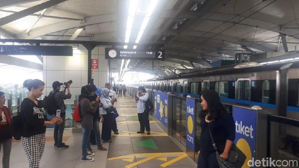 Foto: Setelah Diresmikan Jokowi, MRT Jakarta Makin Ramai Penumpang