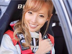 Potret Awano Kisaragi, Model Seksi Jepang yang Alih Profesi Jadi Pembalap Potret Awano Kisaragi, Model Seksi Jepang yang Alih Profesi Jadi Pembalap