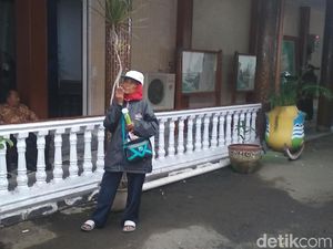 Mak Inun, Pawang Hujan di Garut Bersenjata Senter