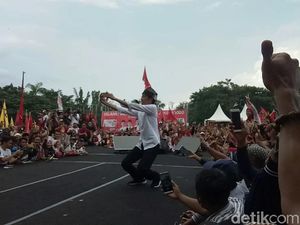 Jokowi: Jangan Lupa Pilih yang Bajunya Putih Jokowi: Jangan Lupa Pilih yang Bajunya Putih