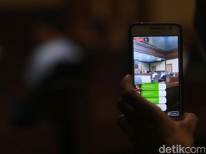 Video Gaya Gubernur Aceh Nonaktif Live di FB sebelum Sidang