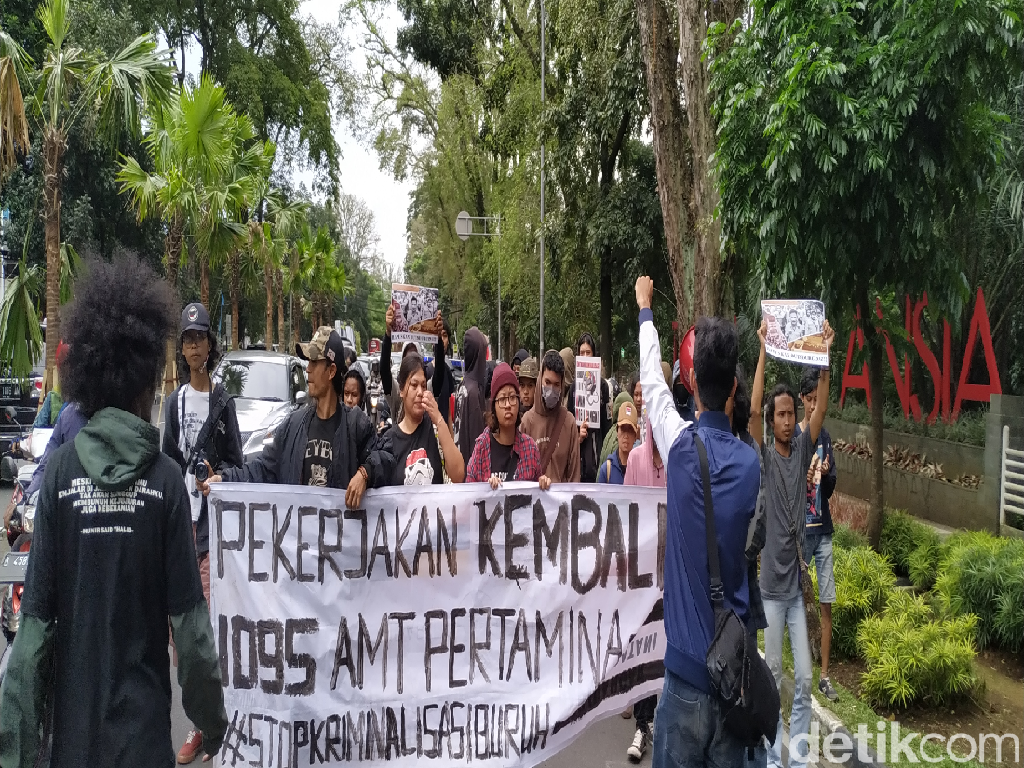 Massa Gelar Aksi Solidaritas Bagi Pekerja yang Bajak Tangki Pertamina Massa Gelar Aksi Solidaritas Bagi Pekerja yang Bajak Tangki Pertamina