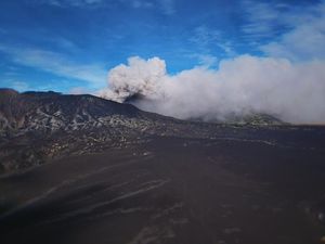 Erupsi Bromo yang Memanjakan Mata