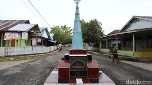 Potret Tugu Khatulistiwa di Pulau Kayoa