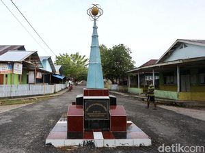 Potret Tugu Khatulistiwa di Pulau Kayoa Potret Tugu Khatulistiwa di Pulau Kayoa