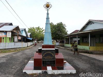 Potret Tugu Khatulistiwa di Pulau Kayoa