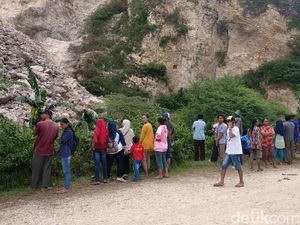 Penasaran Video Viral, Warga Berdatangan ke Lokasi Longsor Gunung Kapur Penasaran Video Viral, Warga Berdatangan ke Lokasi Longsor Gunung Kapur
