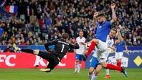 Meski terpinggirkan di Chelsea, Olivier Giroud masih jadi andalan di timnas Prancis. Lewat golnya ke gawang Islandia, Giroud menempatkan diri di posisi ketiga daftar top skorer sepanjang masa Les Bleus. Foto: Charles Platiau/Reuters