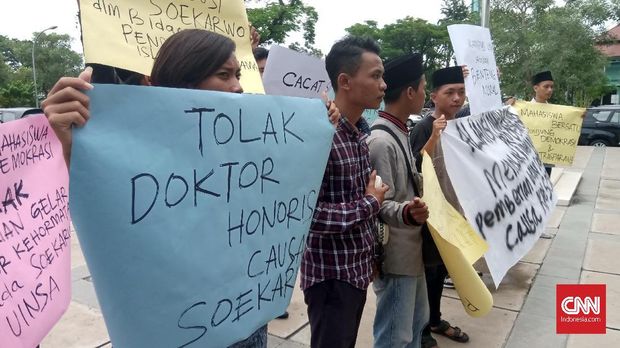 Mahasiswa UIN Sunan Ampel Demo Kritik Gelar HC untuk Soekarwo