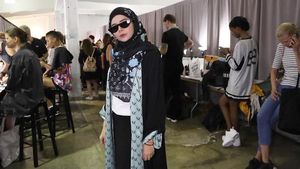 Ide Padu Padan Sneakers dengan Hijab Syari Ala Desainer Vivi Zubedi
