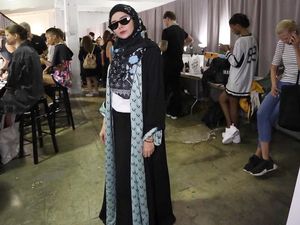 Ide Padu Padan Sneakers dengan Hijab Syari Ala Desainer Vivi Zubedi