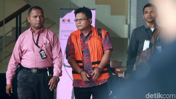 Disuap Rp 700 Juta, Hakim PN Semarang Dapat Rompi dan Borgol
