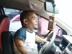 Intip Gaya Ucok Baba Nyetir Mobil Sendiri