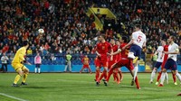 Inggris menyamakan kedudukan pada menit ke-30 lewat Michael Keane. Ia menyundul bola tendangan Ross Barkley untuk mengubah skor menjadi 1-1. Foto: Carl Recine/Action Images via Reuters