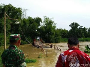 Banjir Luapan Sungai Lamong Putus Jembatan, Mobilitas Warga Terganggu