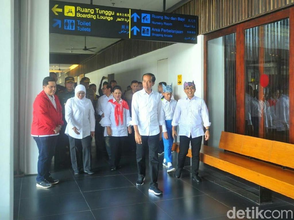Obrolan Hangat Jokowi dan Bupati Anas di Bandara Banyuwangi Obrolan Hangat Jokowi dan Bupati Anas di Bandara Banyuwangi