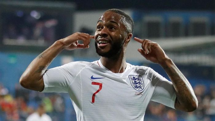 Raheem Sterling mendapat serangan rasialisme saat membela Timnas Inggris menghadapi Montenegro di Kualifikasi Piala Eropa 2020. Sebelumnya, Sterling juga kena serangan rasial dari fans Chelsea. (Foto: Carl Recine/Reuters)