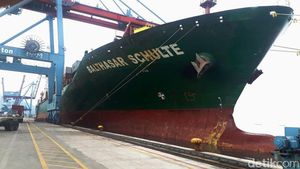 Kapal Raksasa Pengangkut Produk Ekspor dari Sumatera