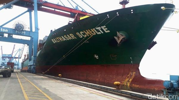 Kapal Raksasa Pengangkut Produk Ekspor dari Sumatera