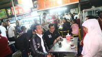 Gaya Jokowi Ngopi di Depan Stasiun Malang