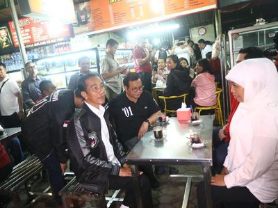 Gaya Jokowi Ngopi di Depan Stasiun Malang