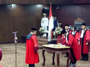 Wapres JK Hadiri Pelantikan Wakil Ketua MK Aswanto Wapres JK Hadiri Pelantikan Wakil Ketua MK Aswanto